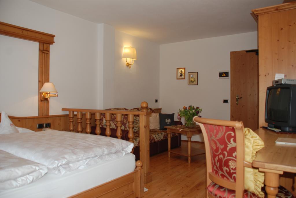 Hotel Flora Selva di Val Gardena Quarto foto