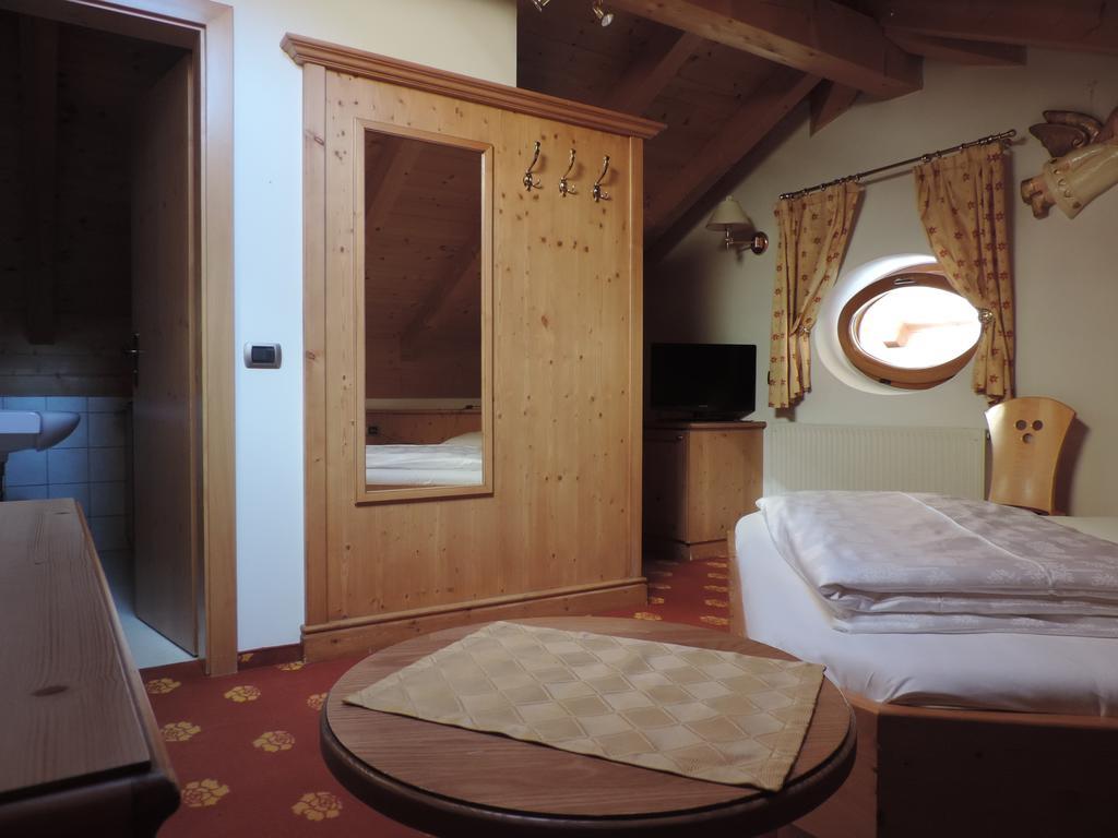 Hotel Flora Selva di Val Gardena Quarto foto