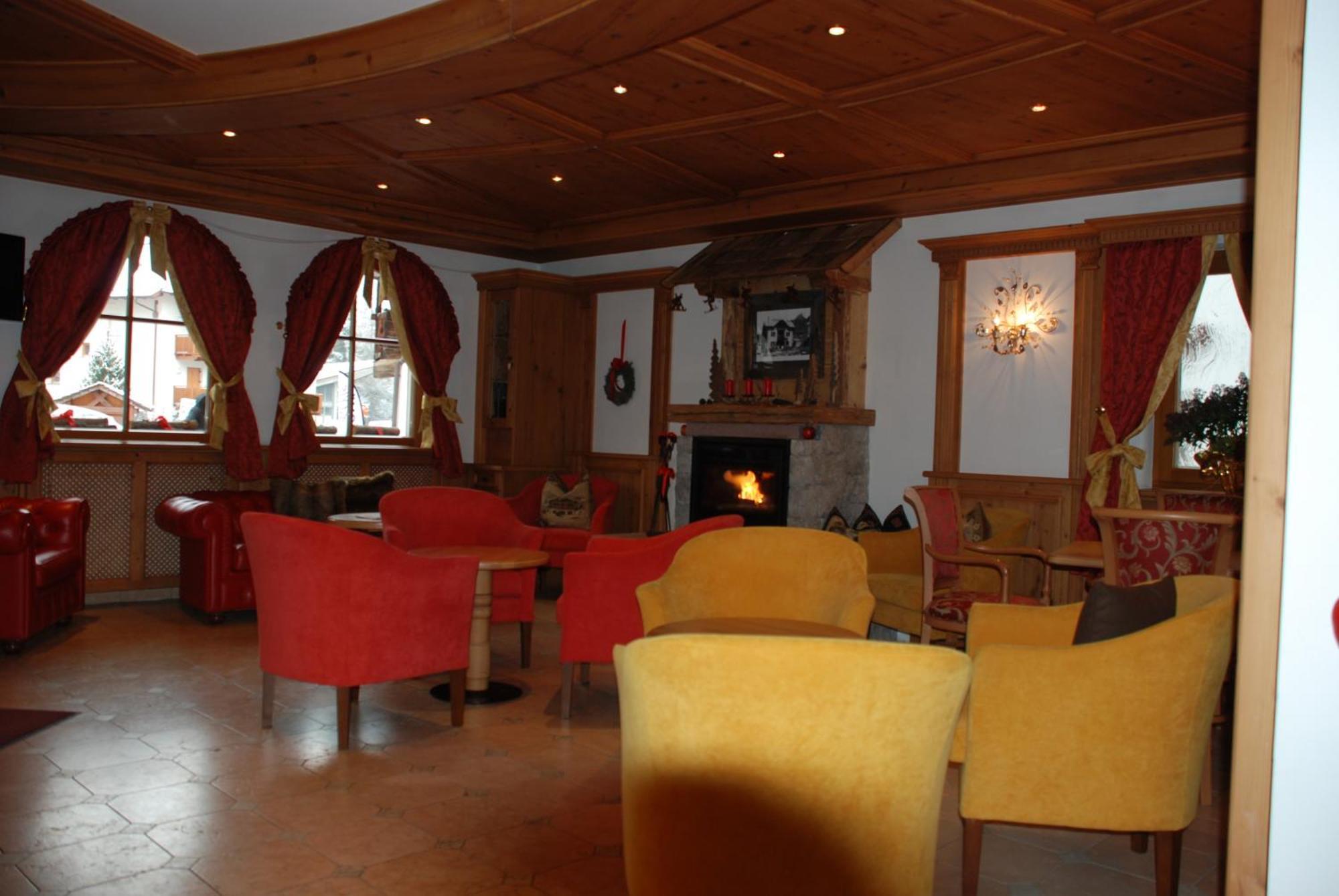 Hotel Flora Selva di Val Gardena Exterior foto